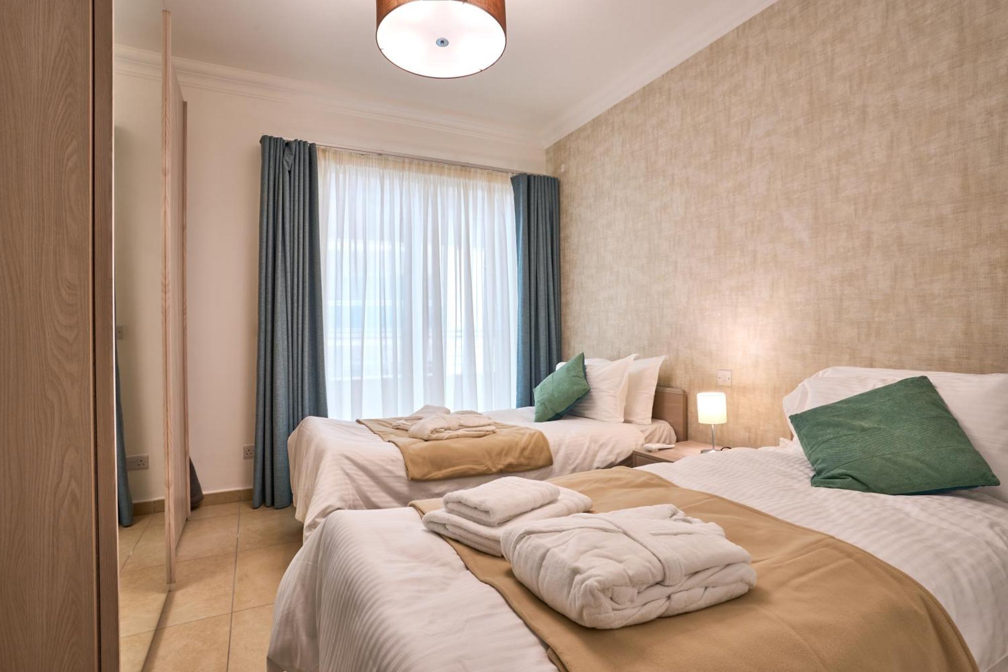 Stunning 3-Bedroom Seaview Retreat In Fort Cambridge Sliema Exterior foto