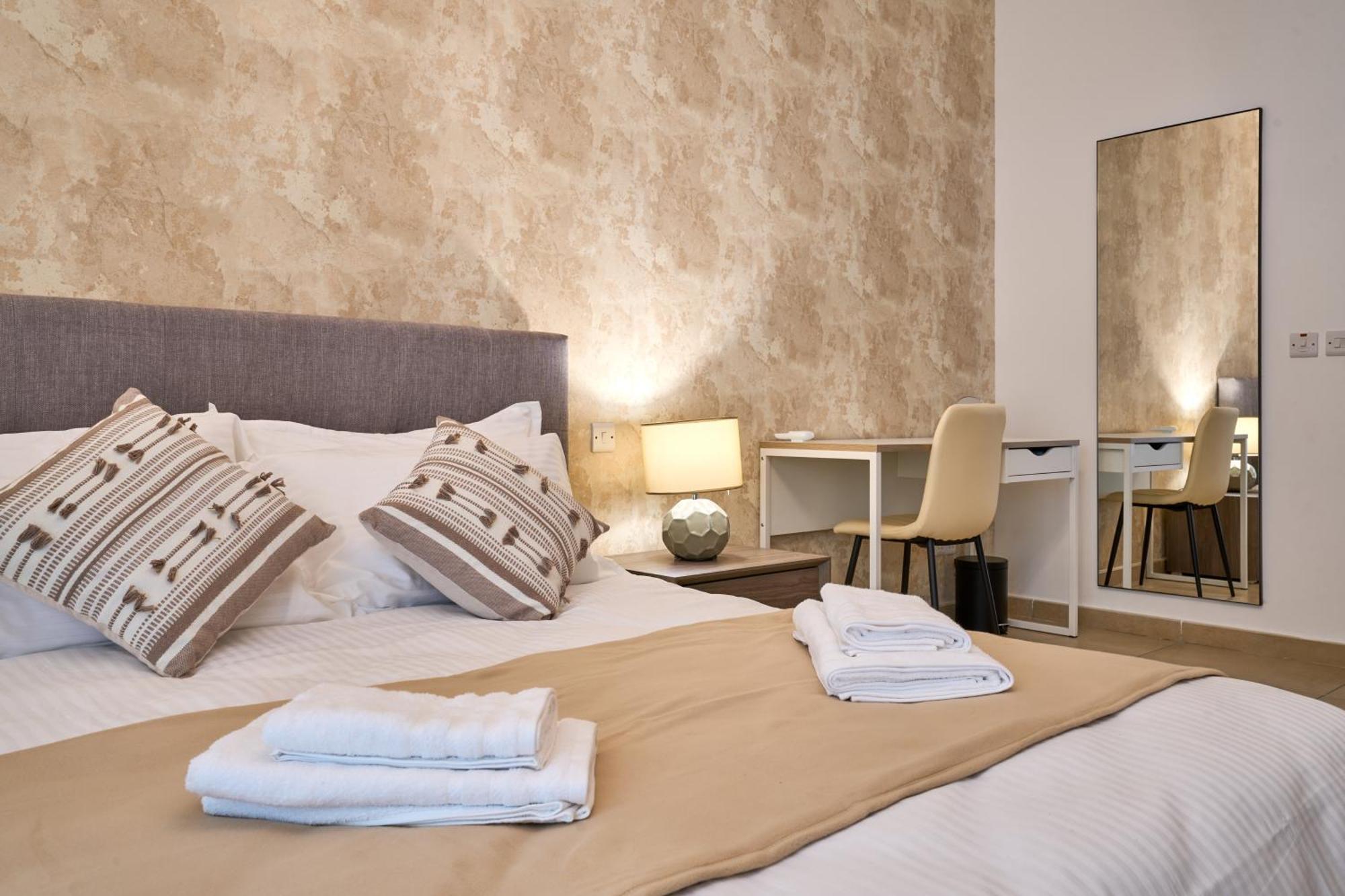Stunning 3-Bedroom Seaview Retreat In Fort Cambridge Sliema Exterior foto