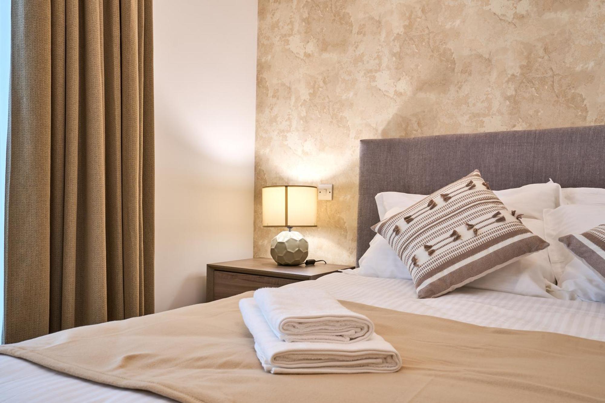 Stunning 3-Bedroom Seaview Retreat In Fort Cambridge Sliema Exterior foto